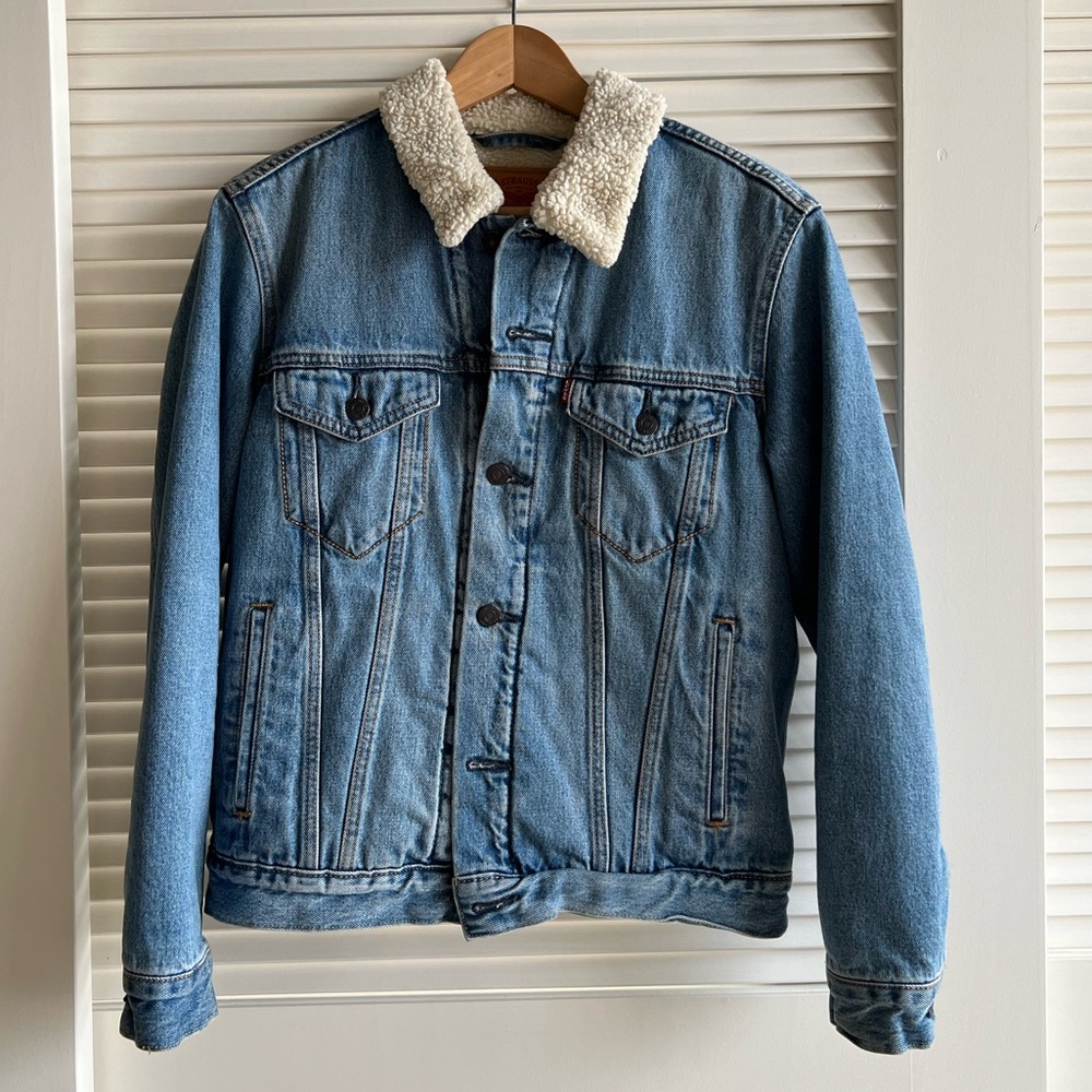 Levi’s womens Sherpa denim jacket.  Size S.